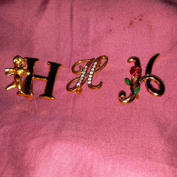 Q-9 LOT 3 GOLD TONED LETTER "H" Brooches - Picture 2 of 6